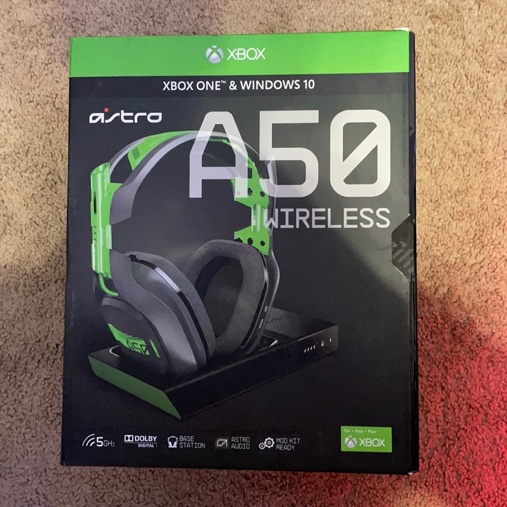This is a wireless gaming headset for Xbox one.